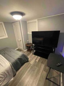 新不伦瑞克Cozy and affordable suite (near Rutgers, smartTV)的一间卧室配有一张床、一张桌子和一把椅子