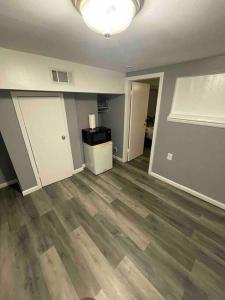 新不伦瑞克Cozy and affordable suite (near Rutgers, smartTV)的一间铺有硬木地板的空客厅