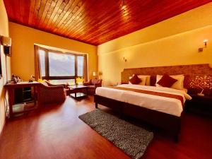马拉里Sagar Heritage Resort, Manali的一间卧室,卧室内配有一张大床