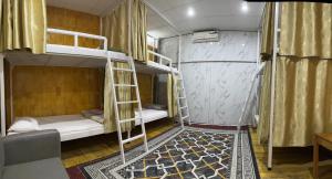 河江Kiki's House and motorbike for rent的一间设有两张双层床和地毯的房间