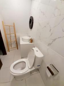 金塔马尼Mahadanu Villa & Glamping的白色的浴室设有卫生间和水槽。
