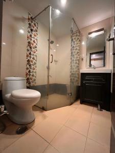 哈里瓦The Rio Lodge, Haridwar的一间带卫生间和玻璃淋浴间的浴室