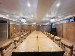 哈里瓦The Rio Lodge, Haridwar的一间会议室,配有长桌子和椅子