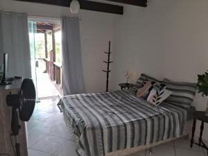 里约达欧特拉斯Casa da Praia em Costazul的一间卧室配有一张带黑白色棉被的床