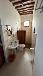 南威Light of Zanzibar Hotel的一间带卫生间和水槽的浴室