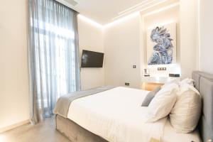 伊西翁BillMar Luxury Apartment in the center of Gythio的一间卧室设有一张床和一个大窗户
