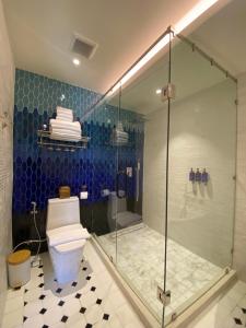 孔尖Tohsang Heritage Khongjiam的浴室设有玻璃淋浴间和卫生间