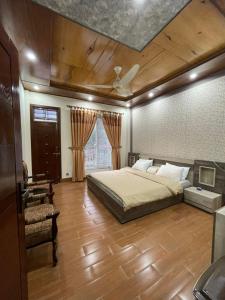 穆里Roof Top Resort的一间卧室设有一张床和天花板