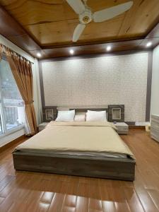 穆里Roof Top Resort的一间卧室设有一张带天花板的大床