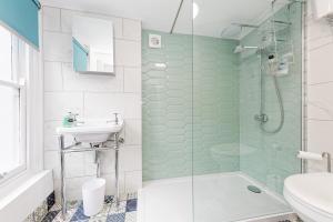 马盖特Northern Belle four Bedroom Apartment的带淋浴和盥洗盆的浴室