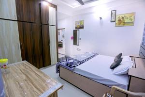 乌代浦Bhagora CJMA Home Stay/Villa的一间小卧室,配有一张床和一张桌子
