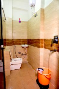 乌代浦Bhagora CJMA Home Stay/Villa的浴室配有卫生间、盥洗盆和浴缸。