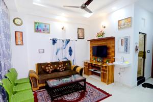 乌代浦Bhagora CJMA Home Stay/Villa的带沙发和电视的客厅