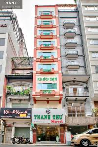 胡志明市HANZ Thanh Thu Hotel的一座高耸的公寓楼,设有Akritkrit spa和Ahmkrit尖顶酒店
