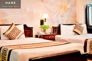 胡志明市HANZ Thanh Thu Hotel的酒店客房带两张床和电话