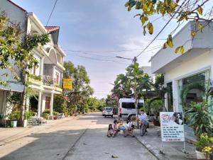 富国Khách Sạn Hưng Yên的一群坐在街道边的人