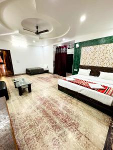 斋沙默尔Abu Safari Jaisalmer的配有床和沙发的大房间
