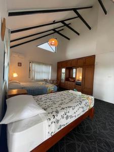 苏瓦Island Accommodation Suva Premier Hospitality的一间卧室,配有两张床