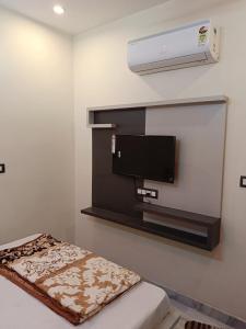 阿杰梅尔Hotel Raj 2 KM from Janana Hospital and 1 KM from MDS University的墙上配有平面电视的房间