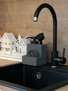 SpithamiSpithamn Village House的黑色厨房水槽和黑色水龙头