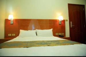 Armah International Hotel客房内的一张或多张床位