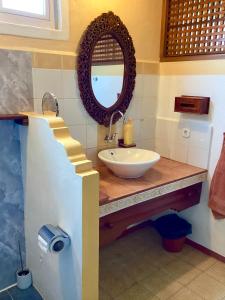拉戈莱特拉莱因克里奥尔酒店的浴室设有水槽和镜子,位于柜台上