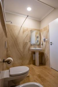 德瓦Vila Missy的一间带卫生间和水槽的浴室