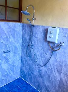 拉戈莱特拉莱因克里奥尔酒店的浴室设有蓝色瓷砖淋浴和淋浴头