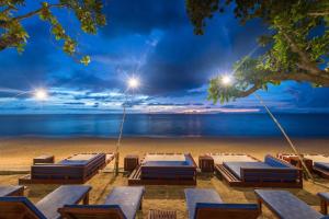 高兰兰塔沙洲Spa度假酒店的一群晚上在海滩上睡的人