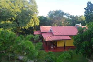蒂瑟默哈拉默Amazon Cabanas的红色和黄色的房子,有红色屋顶