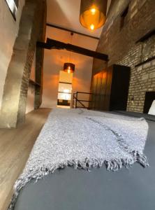 马斯特里赫特sfeervol monumentaal pand的一间卧室配有一张床铺,床上铺有白色毯子