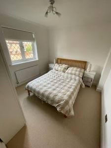 锡德卡普Lovely modern, well-kept house的一间卧室设有一张床和一个窗口