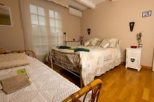 欧巴涅GITE HISTOIRE DE FAMILLE的一间卧室设有两张床和窗户。