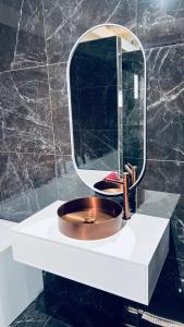 达累斯萨拉姆Morris Multi的一间带水槽和镜子的浴室