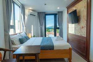 芽庄Ha Trang Voronezh Hotel and Apartment的一间卧室设有一张大床和一个窗户。