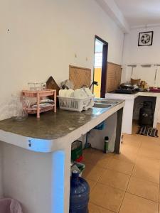 琅勃拉邦Mary’s Home Stay的厨房配有水槽和台面