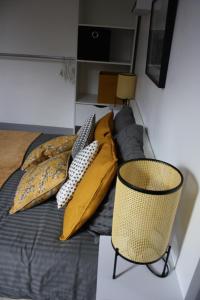 米洛Dolce Vita Millau的一张带黄色枕头的床和一把椅子