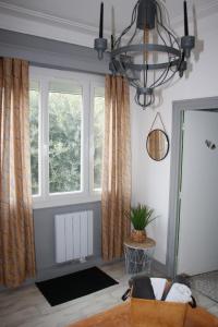 米洛Dolce Vita Millau的客厅设有窗户和吊灯