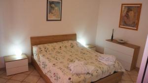 拉迪斯波利Casetta Seaside的一间小卧室,配有床和2个床头柜