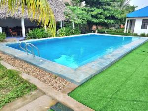南威吉戈韦德尼别墅的一座带绿色草坪的庭院内的游泳池