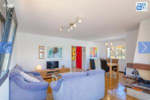 罗列特海岸Casa Mendi en Lloret de Mar的客厅配有2张蓝色沙发和电视