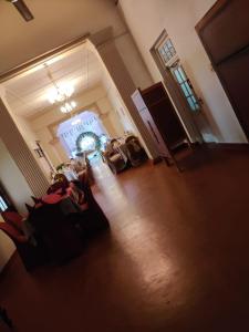 库鲁内格勒Grand Colonial Viveka的享有空中景致的客厅,客厅配有圣诞树