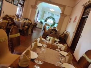 库鲁内格勒Grand Colonial Viveka的一间带长桌和椅子的用餐室