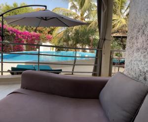 索蒙圣詹姆斯旅馆的游泳池旁的沙发和遮阳伞