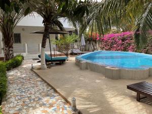 索蒙圣詹姆斯旅馆的一座房子旁的游泳池,里面种着棕榈树