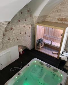 泰尔利齐Augustus luxury suite的石墙客房内的浴缸