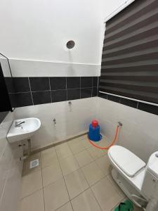 大港Homestay De' Afraa Sungai Besar IslamFriendly的一间带卫生间和水槽的浴室