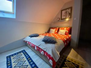 博格泽利卡Domek wakacyjny的一间小卧室,配有床和地毯