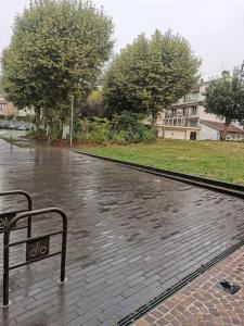 欧里亚克T1 bis centre ville d'Aurillac的坐在街上的雨中长凳