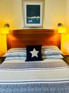 韦斯特波特在水一方住宿加早餐旅馆的床上有星际枕头